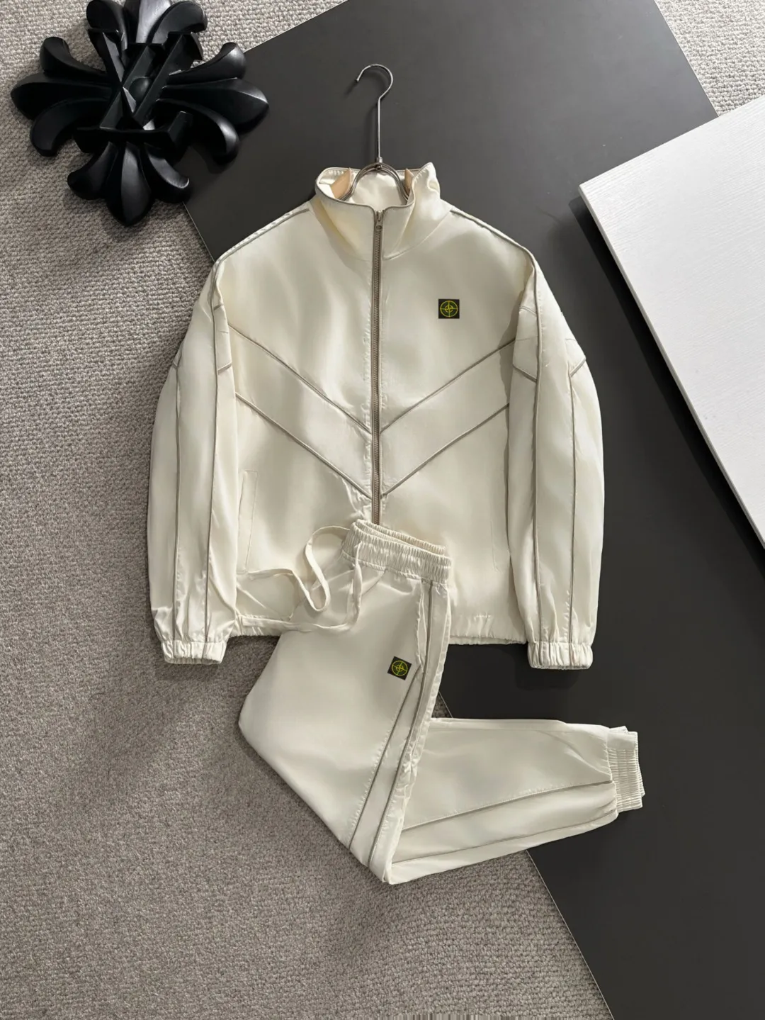 Next day shipping P720 Stone lsland/stone island high quality 2025 autumn and winter new casual heavy industry suit exclusively developed by yb! High quality production! The top version of the trading company channel order, external orders for imported custom fabrics, high breathability and comfort, impeccable details, absolutely worth buying! This type of suit is also a must-have for lazy people. You don’t have to think about how to match it, you can just get it in one set! Brand element design concept, delicate and soft feel! It presents a casual cut and the upper body shape is great! On sale simultaneously on the official website! From a high-end men's positioning brand, the low-key luxury taste is irresistible! Exquisite workmanship and impeccable quality! The overall style is simple, fashionable and timeless, fully meeting the requirements of stylish and tasteful dressing! Size: M to 5XL (or state your height and weight when placing an order)